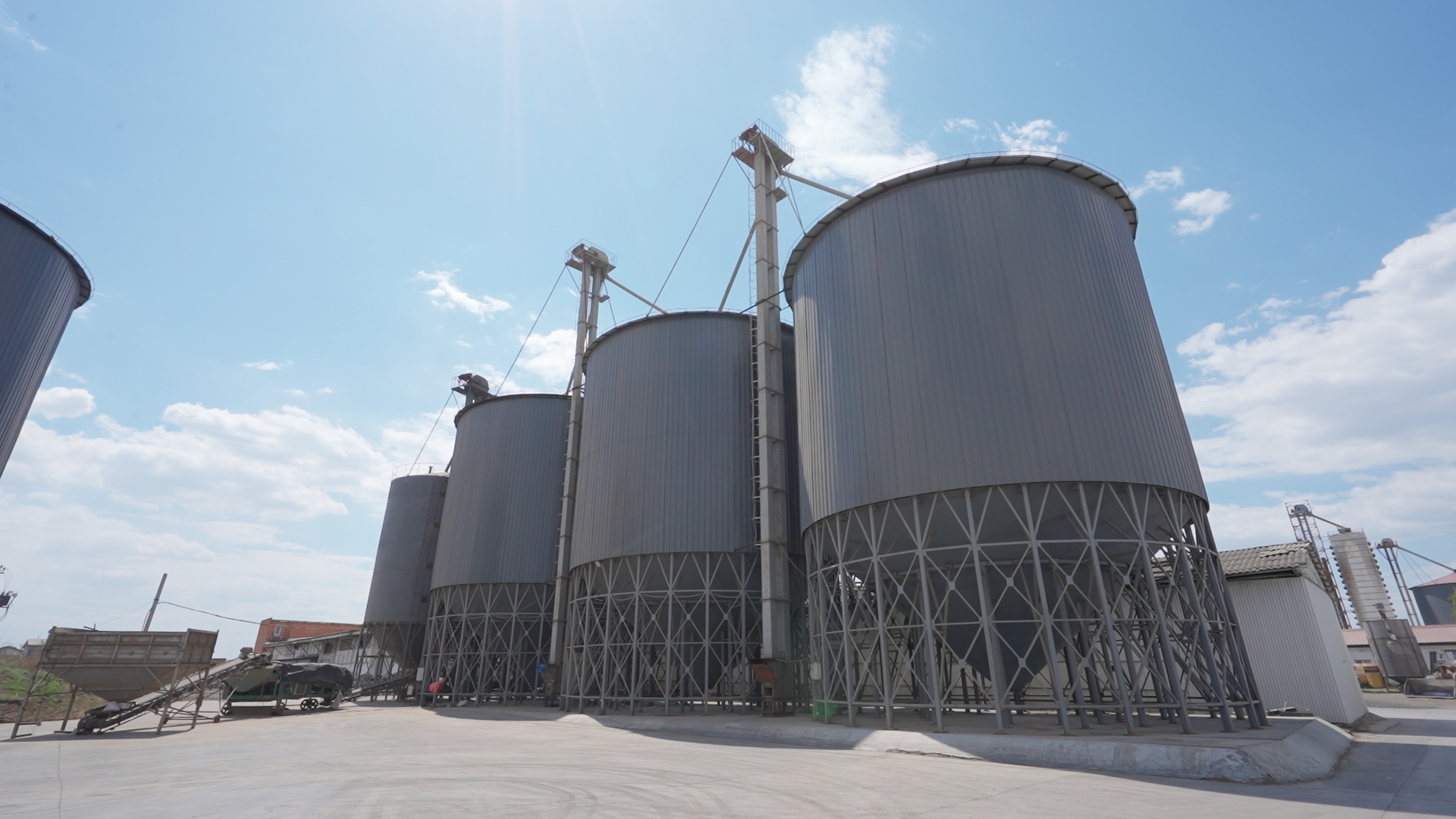 Outdoor storage silos